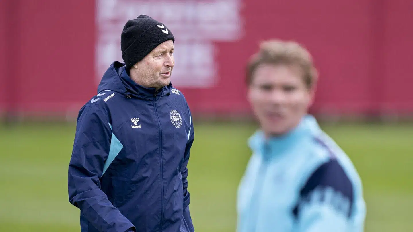 Landstræner Kasper Hjulmand og Rasmus Højlund under træningen ved Helsingør Stadion.