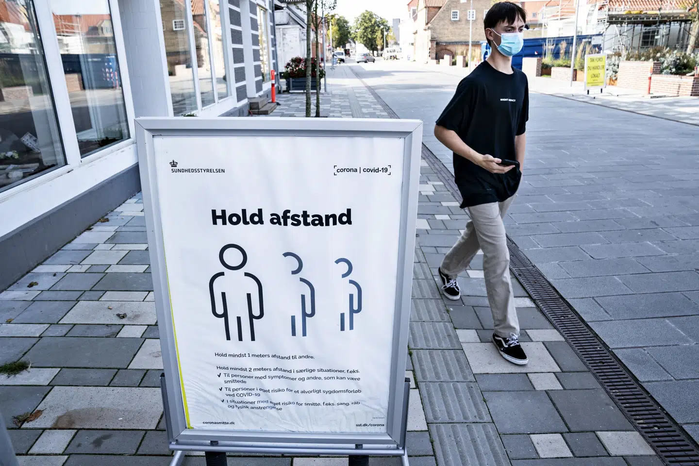 Skilt fra Sundhedsstyrelsen om at holde afstand på hovedgaden i Dronninglund i september 2020. Selv om smitten stiger her i foråret, er den stadig lav sammenlignet med tidligere, vurderer Statens Serum Institut (SSI) torsdag. Henning Bagger/Ritzau Scanpix