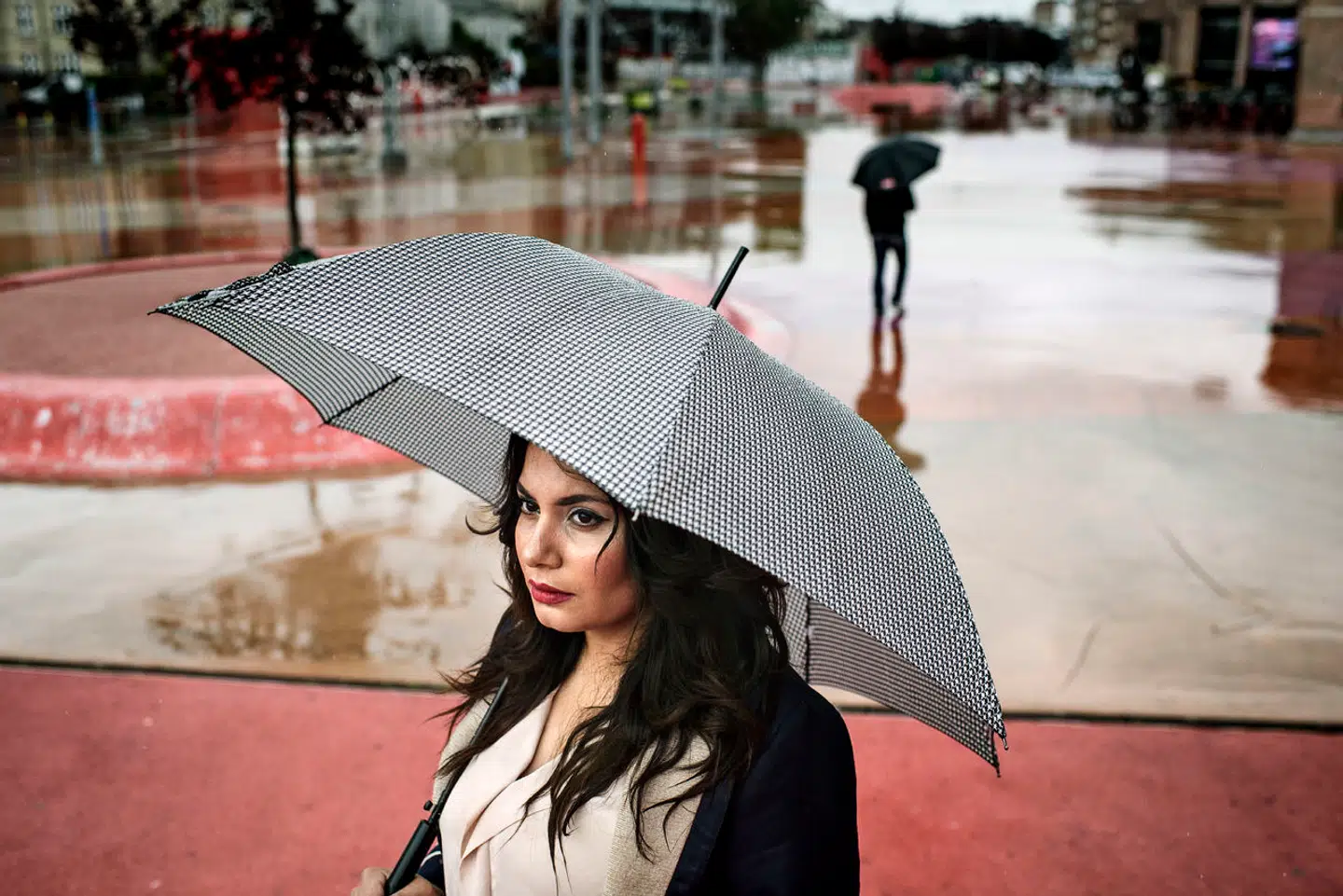 Anahita Malakians, forretningsdrivende, studerende, mor og stiller op til BR for Venstre, bor på Ydre Nørrebro. Hun er utryg pga. bander og fortæller, at hendes søn er blevet advaret om de risici, der er ved at bevæge sig omkring på Den Røde Plads.