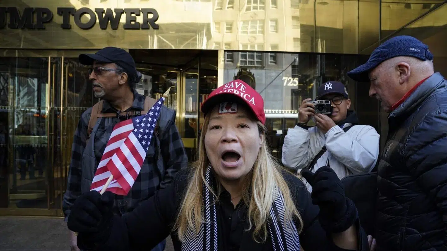 En enkelt Trump-tilhænger var, hvad der var foran Trump Tower i New York tirsdag morgen.