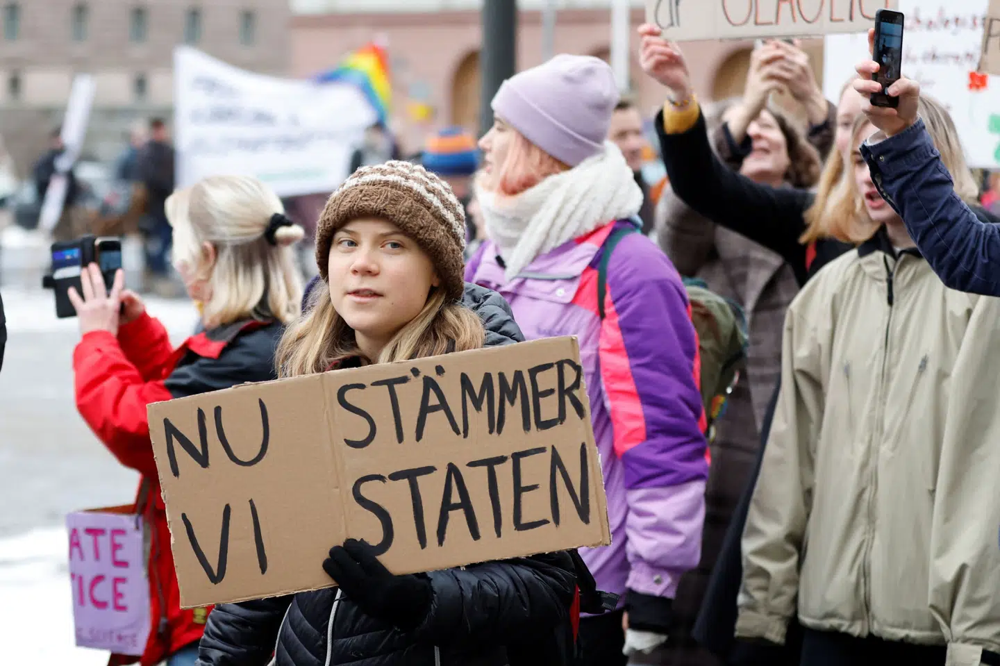 - Nu sagsøger vi staten, står der her på et skilt, som Greta Thunberg holder under en demonstration i november sidste år. (Arkivfoto). Tt News Agency/Reuters