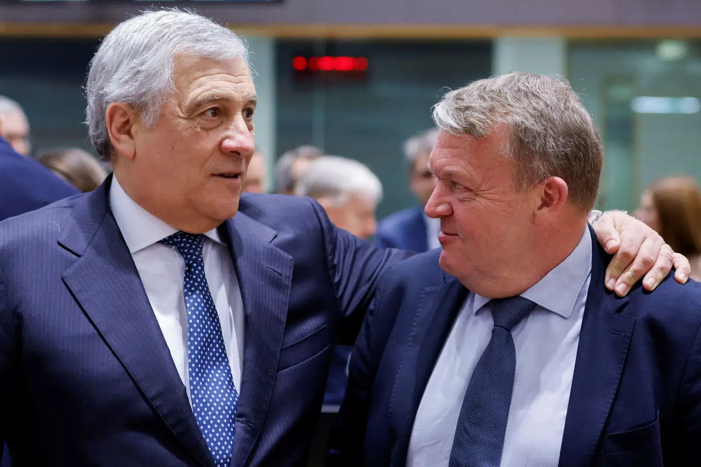 Danmark vil træne ukrainske soldater i minerydning samt i brug af det artilleri, som Danmark støtter Ukraine med. Det siger udenrigsminister Lars Løkke Rasmussen i forbindelse med et møde for EU-landenes udenrigs- og forsvarsministre mandag i Bruxelles. Her talte Løkke med blandt andre Italiens udenrigsminister, Antonio Tajani. Johanna Geron/Reuters