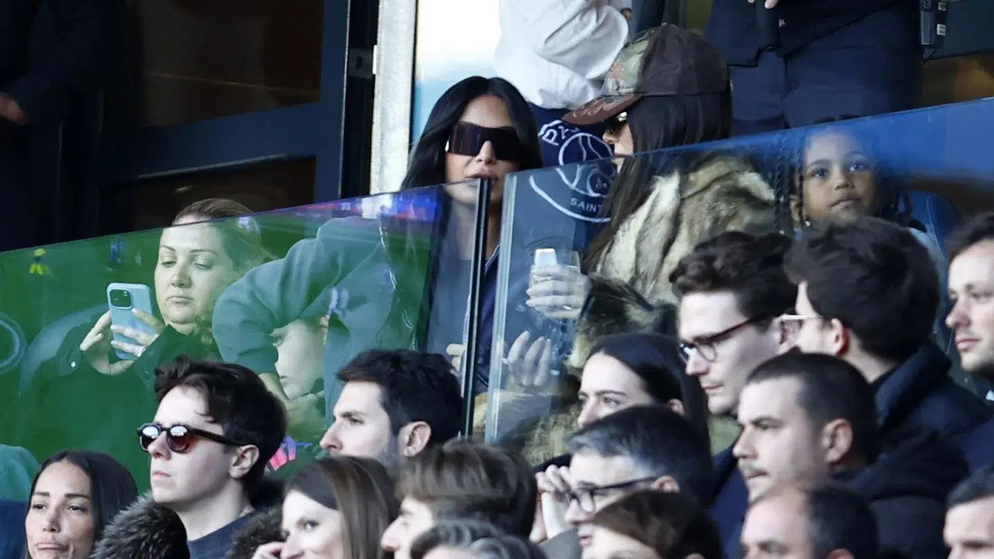 Kim Kardashian på tribunen i Paris.