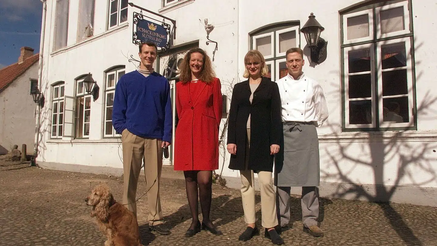 Her ses en ung Prins Joachim foran Schackenborg Slotskro, som han tidligere var medejer af.