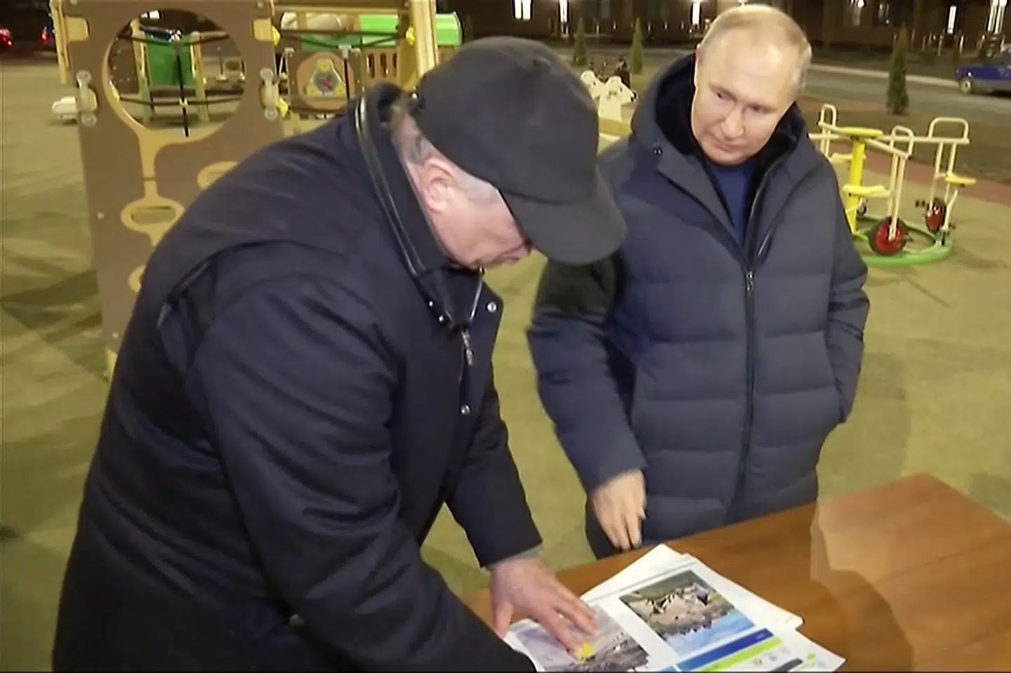 Den russiske tv-station Russian VGTRK viste søndag optagelser af Putin på besøg i den russisk besatte havneby Mariupol i det sydøstlige Ukraine. -/Ritzau Scanpix