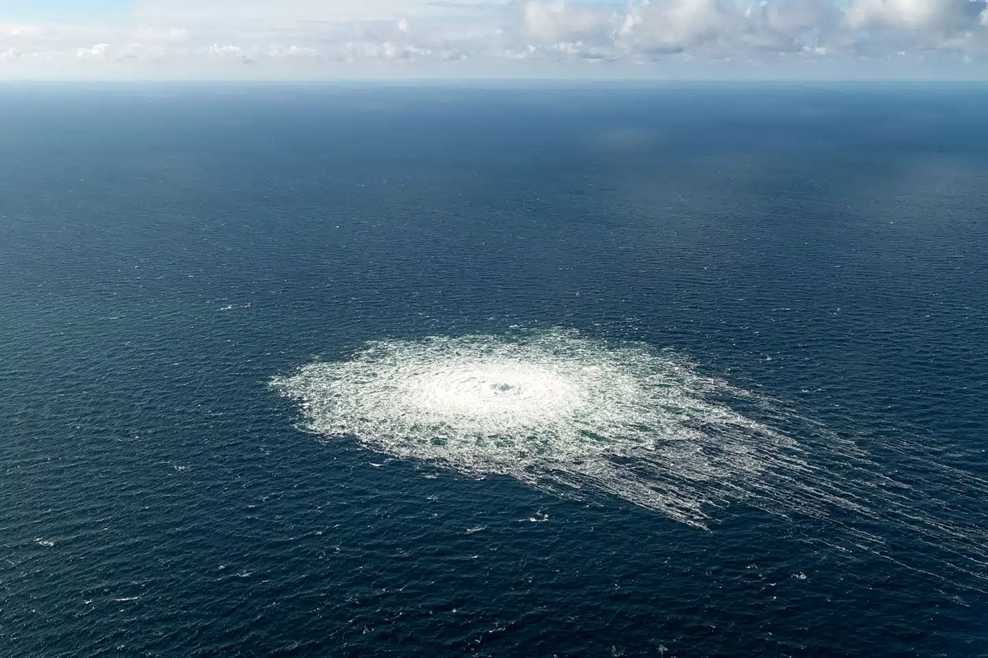Det danske forsvar offentliggjorde den 27. september 2022 dette foto af gassen, der strømmer ud fra gasrørledningen Nord Stream 2 i Østersøen syd for Bornholm. Handout/Ritzau Scanpix