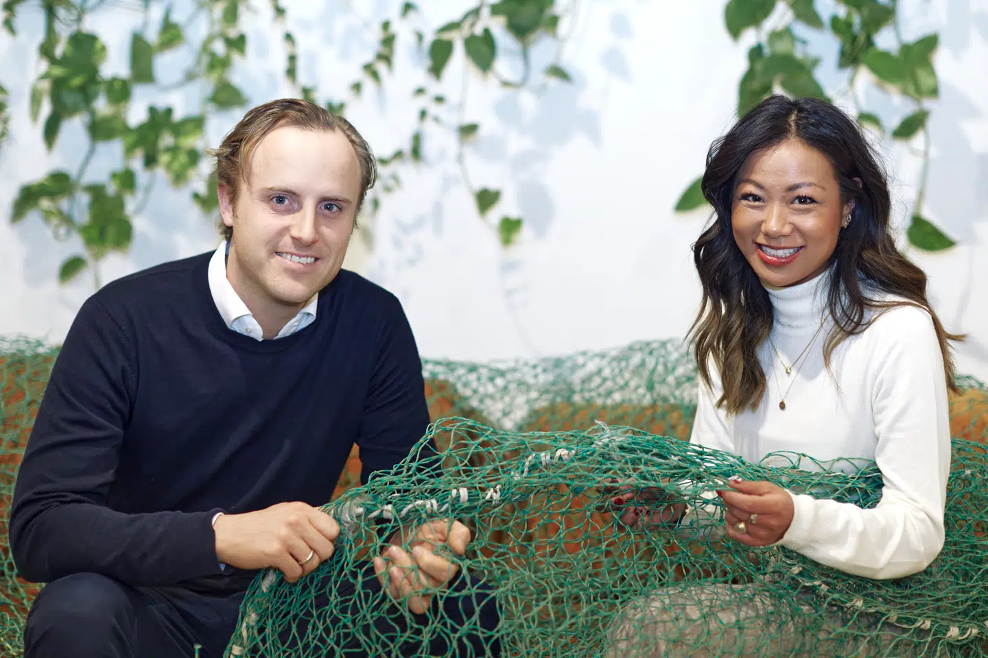 Katrine Lee Larsen med sin 'Løvens hule'-investor, Christian Arnsted, omringet af fiskenet. Der er dog intet bevis for, at der er fiskenet i de produkter, de to sælger.