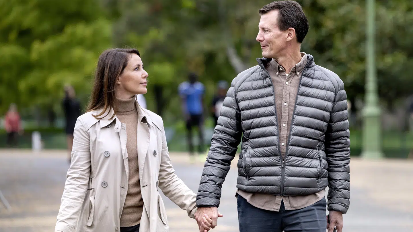 Prins Joachim og prinsesse Marie forlader deres hjem for første gang i tre dage, og B.T. møder dem i en park i Paris.