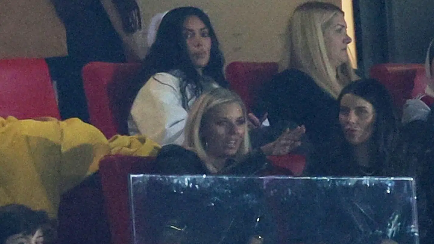 Kim Kardashian (øverst til venstre) var på plads på Emirates torsdag aften.