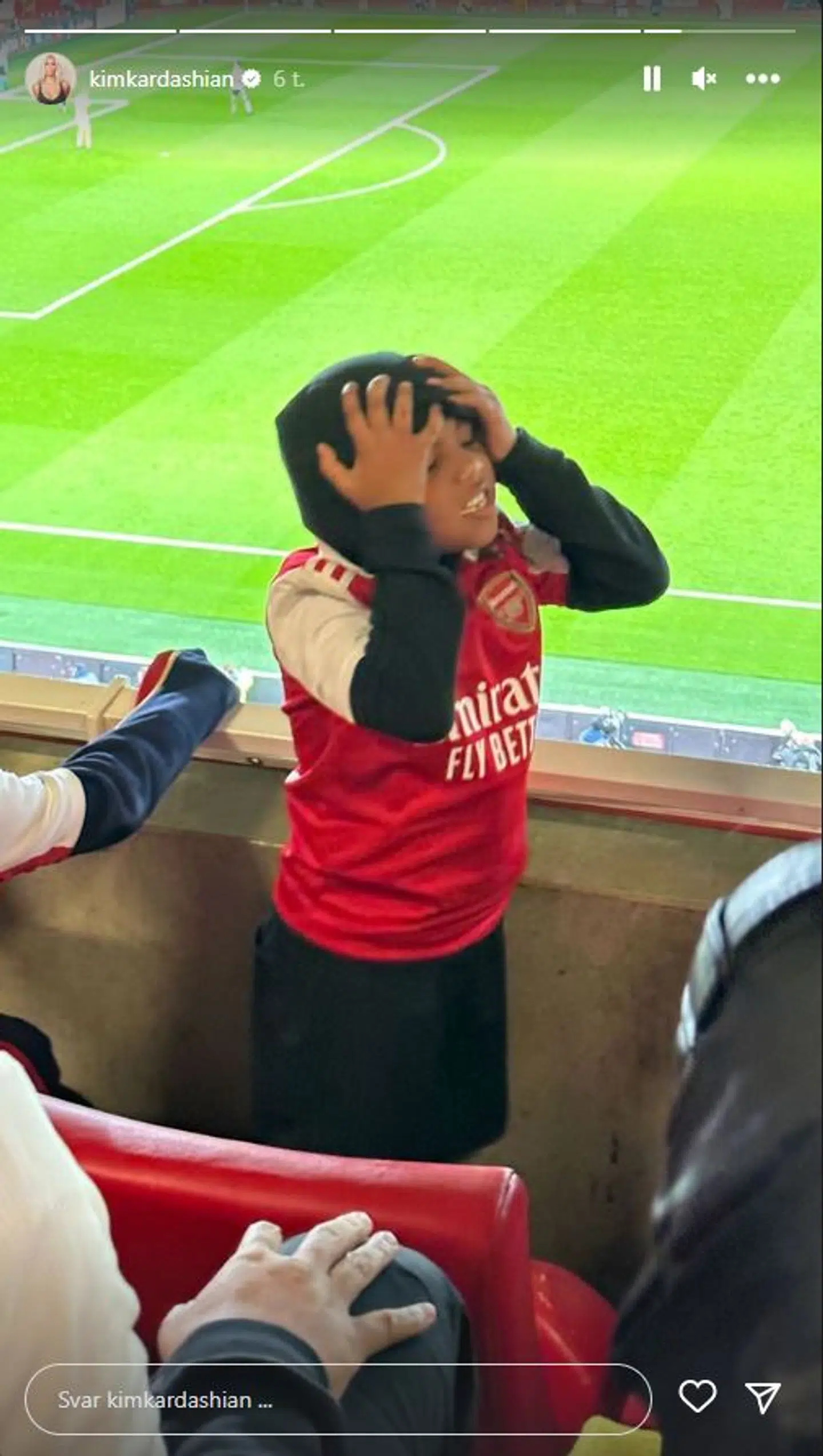 Kim Kardashian og sønnen Saint var på Emirates torsdag aften.