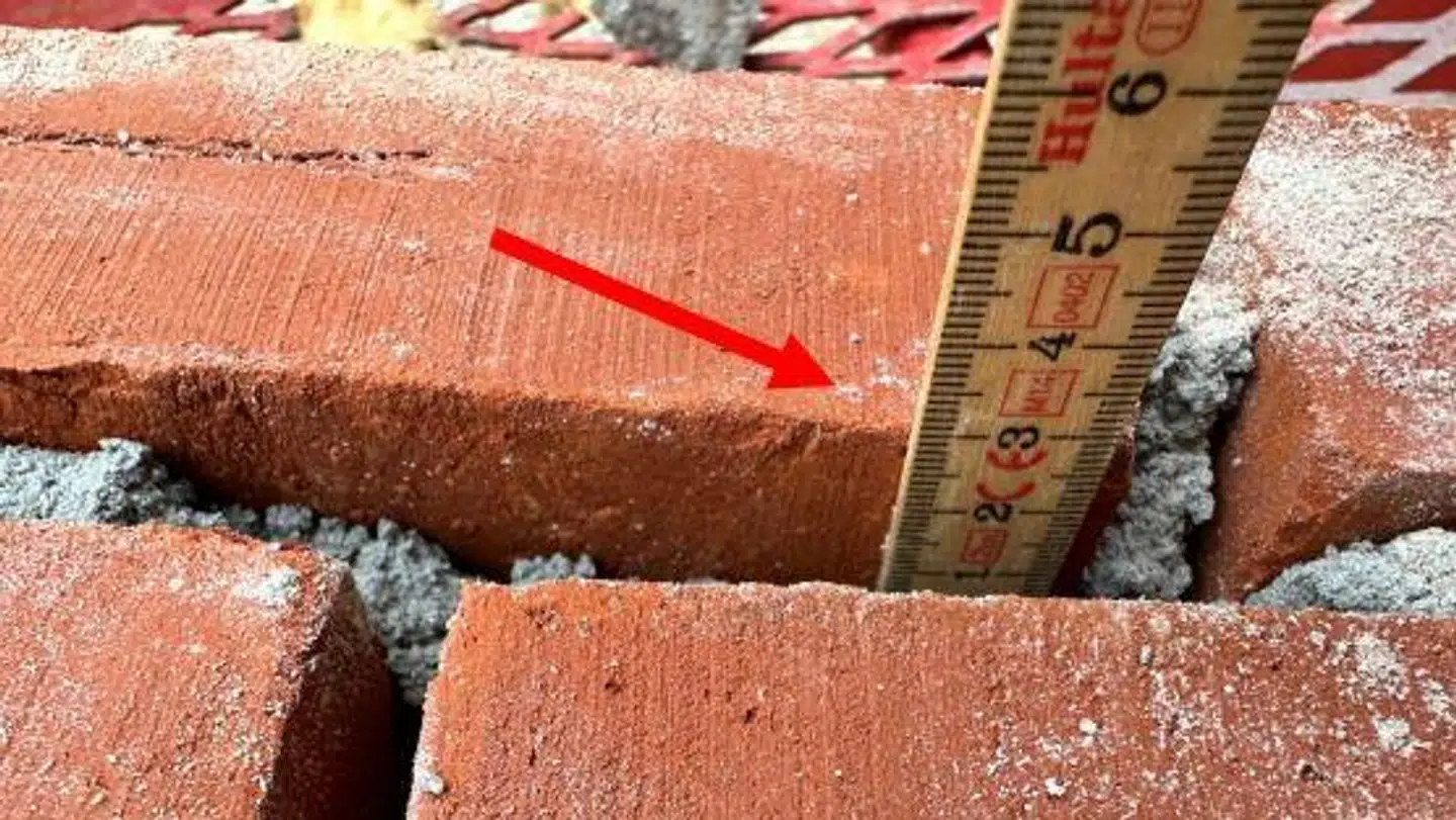 Adskillige steder er belagt med for lidt mørtel mellem murstenene. Foto: Region Nordjylland.