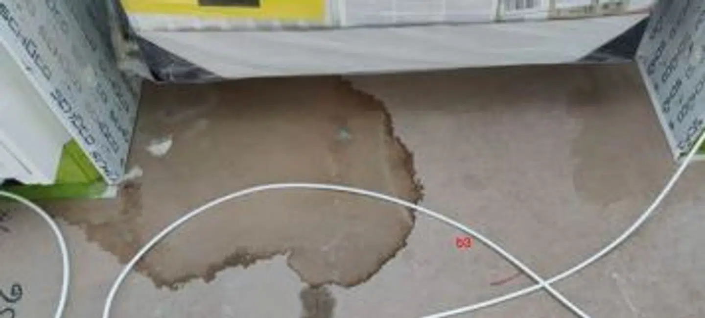 Gulvet er beskadiget af vand hele 110 steder. Foto: Region Nordjylland.