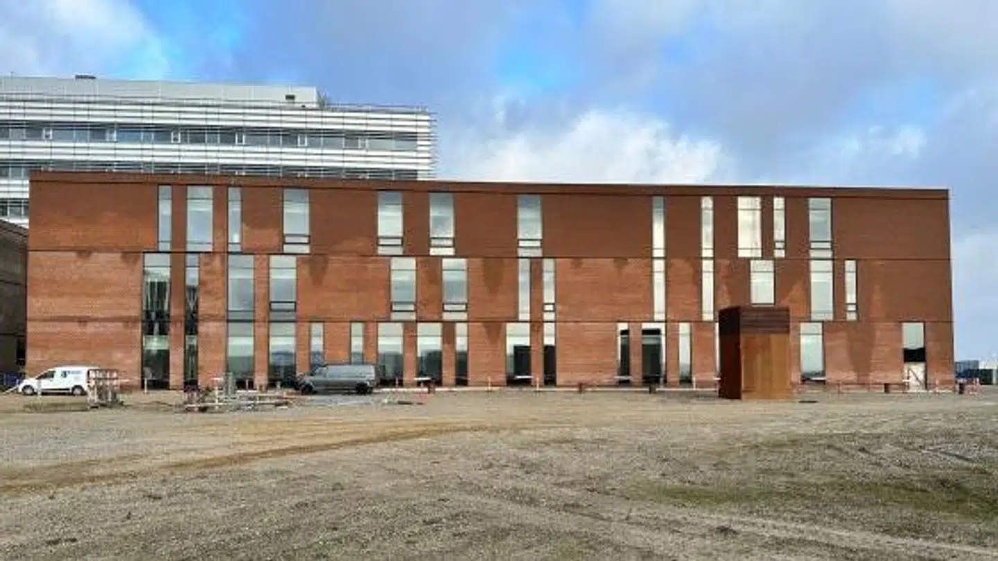 De mørke pletter på facaden viser, hvor vand er trængt ind. Foto: Region Nordjylland.