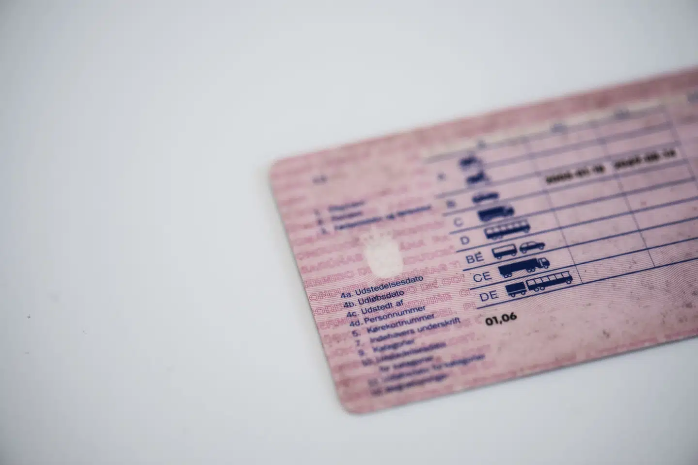 Højesteret: Bilister skal fysisk give kørekort til politi | Berlingske