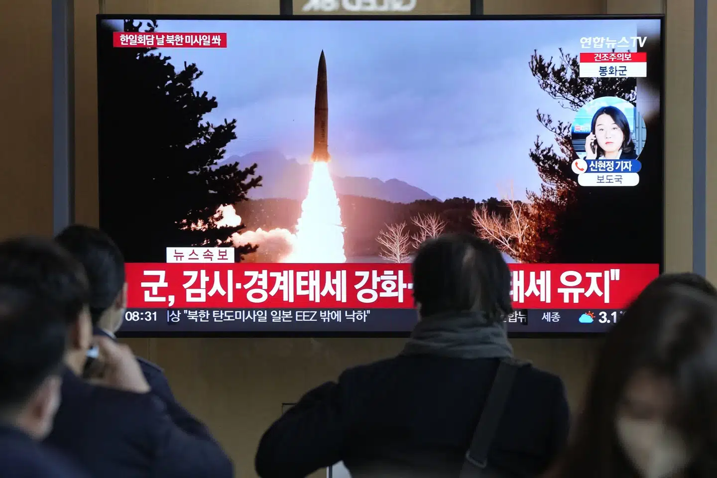 En fjernsynsskærm på Seouls Hovedbanegård i den sydkoreanske hovedstad viser torsdag lokal tid en video af en nordkoreansk missilaffyring. Ahn Young-Joon/Ritzau Scanpix