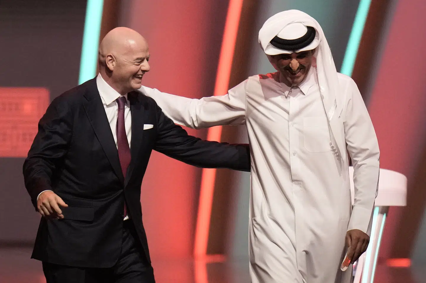 Gianni Infantino ses her sammen med emiren af Qatar, Sheikh Tamim bin Hamad Al Thani, i forbindelse med VM i december. (Arkivfoto) Hassan Ammar/Ritzau Scanpix
