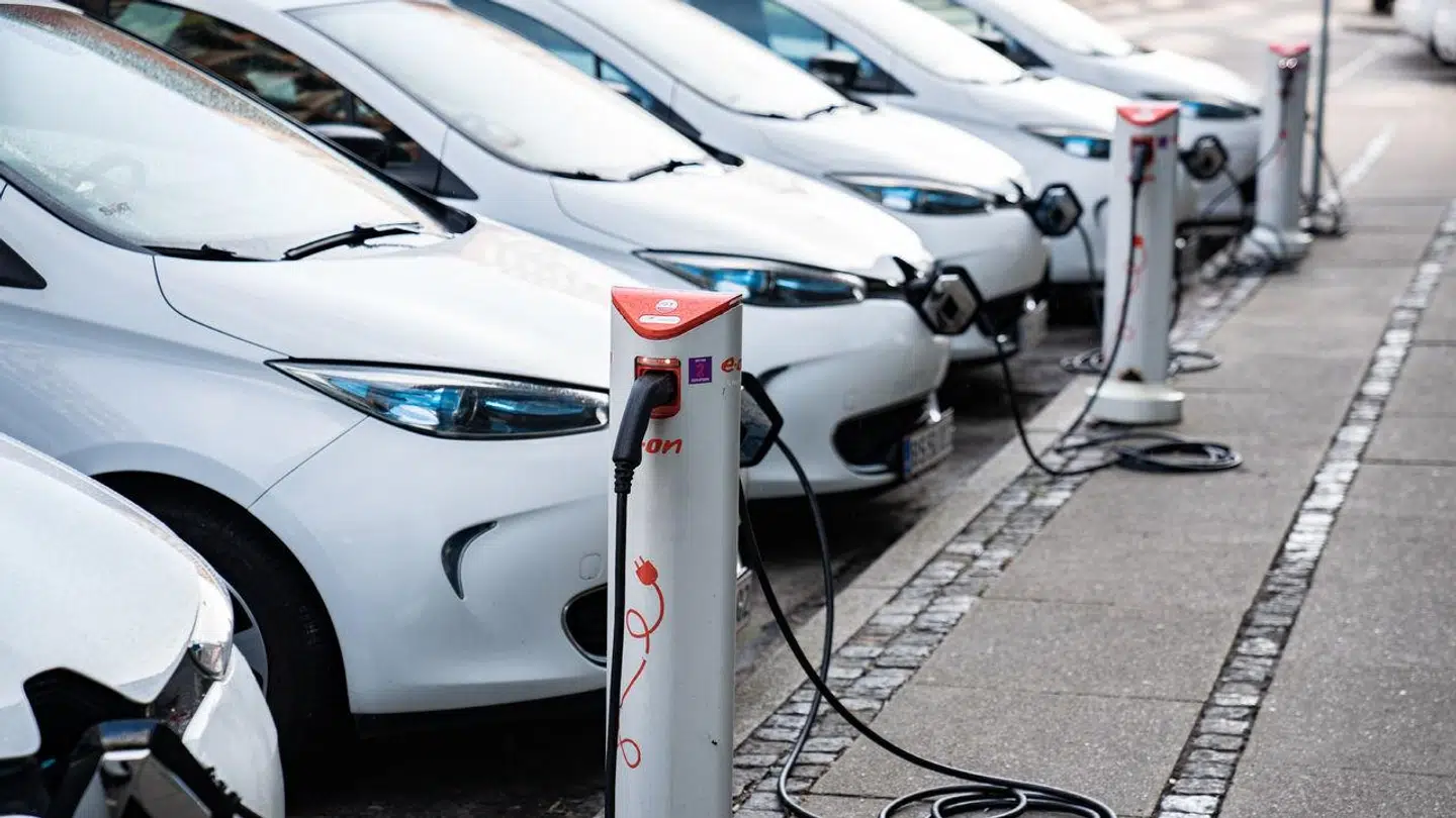 Aarhus' borgmester, Jacob Bundsgaard (S), vil så hurtigt som muligt forbyde diesel- og benzinbiler at køre ind i Aarhus by. Her ses elbiler til opladning i København.