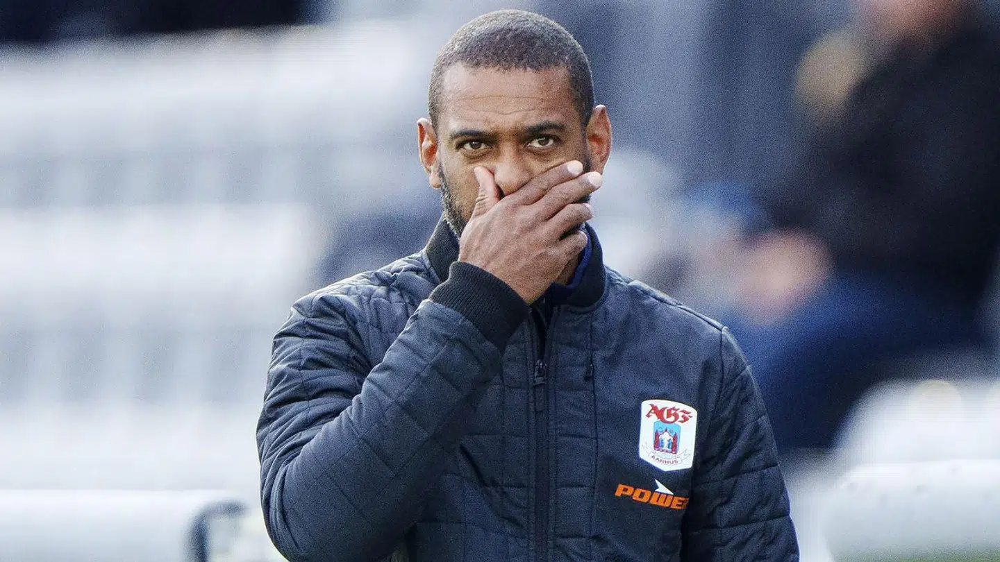 David Nielsen holder sig for munden, når snakken falder på det ledige sæde i FC Midtjylland.