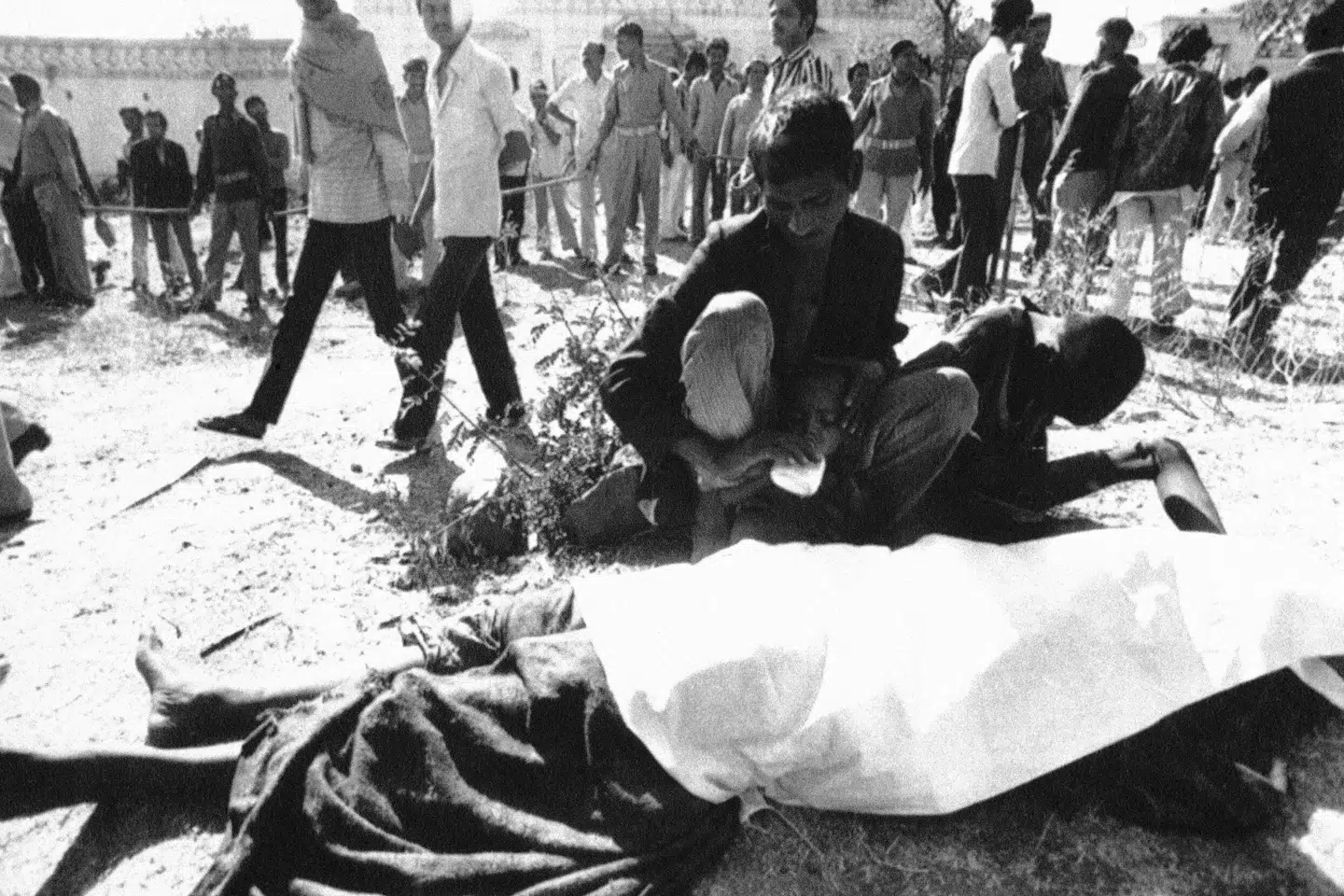 En mand sørger over sin døde kone efter gasudslippet 3. december 1984 fra Union Carbides kunstgødningsfabrik i den indiske storby Bhopal. Det ekstremt giftige udslip forgiftede en halv million mennesker og kostede tusinder af mennesker livet. Nogle opgørelser siger langt over 20.000. Sondeep Shankar/Ritzau Scanpix