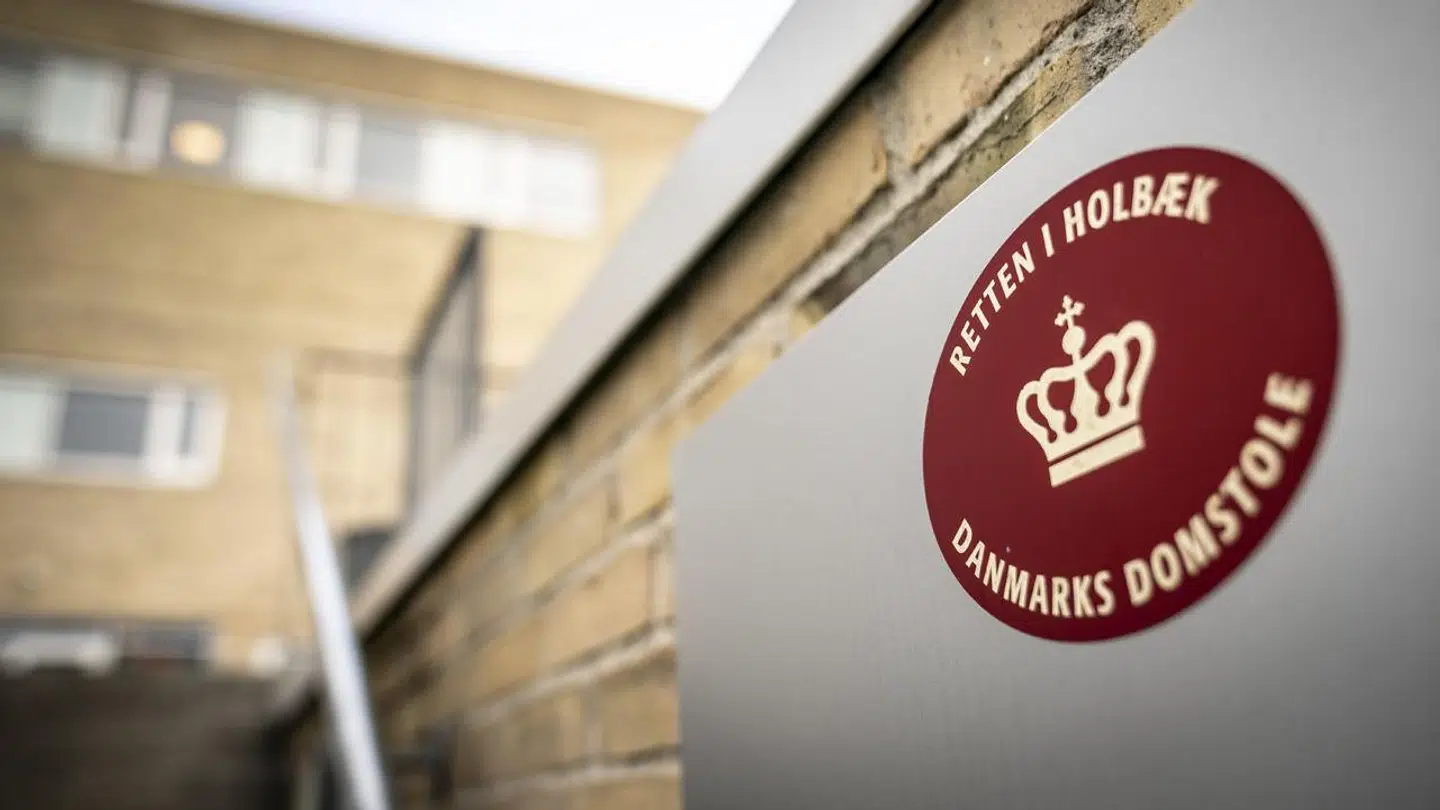 Den 16-årige dreng dreng bliver tirsdag kørt til Retten i Holbæk, hvor han er tiltalt for tilslutning til højreradikal terror.