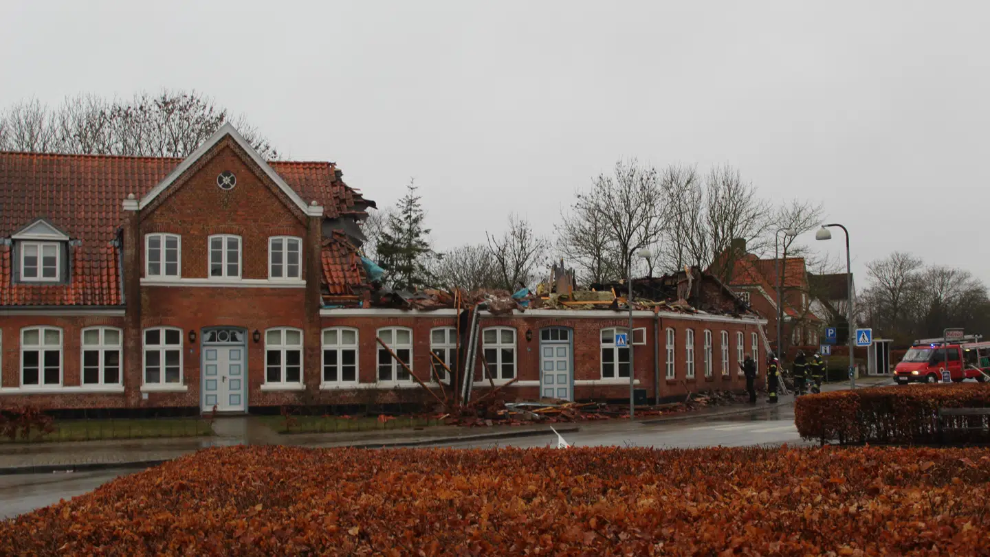 En voldsom brand gik natten til mandag hårdt ud over den gamle historiske kro i Møgeltønder.