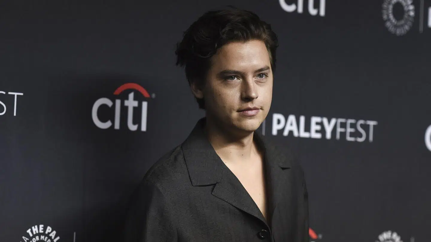 Cole Sprouse hævder i den omtalte podcast 'Call her daddy' at han og sin bror Dylan blev tvunget ind i skuespil af sin mor.