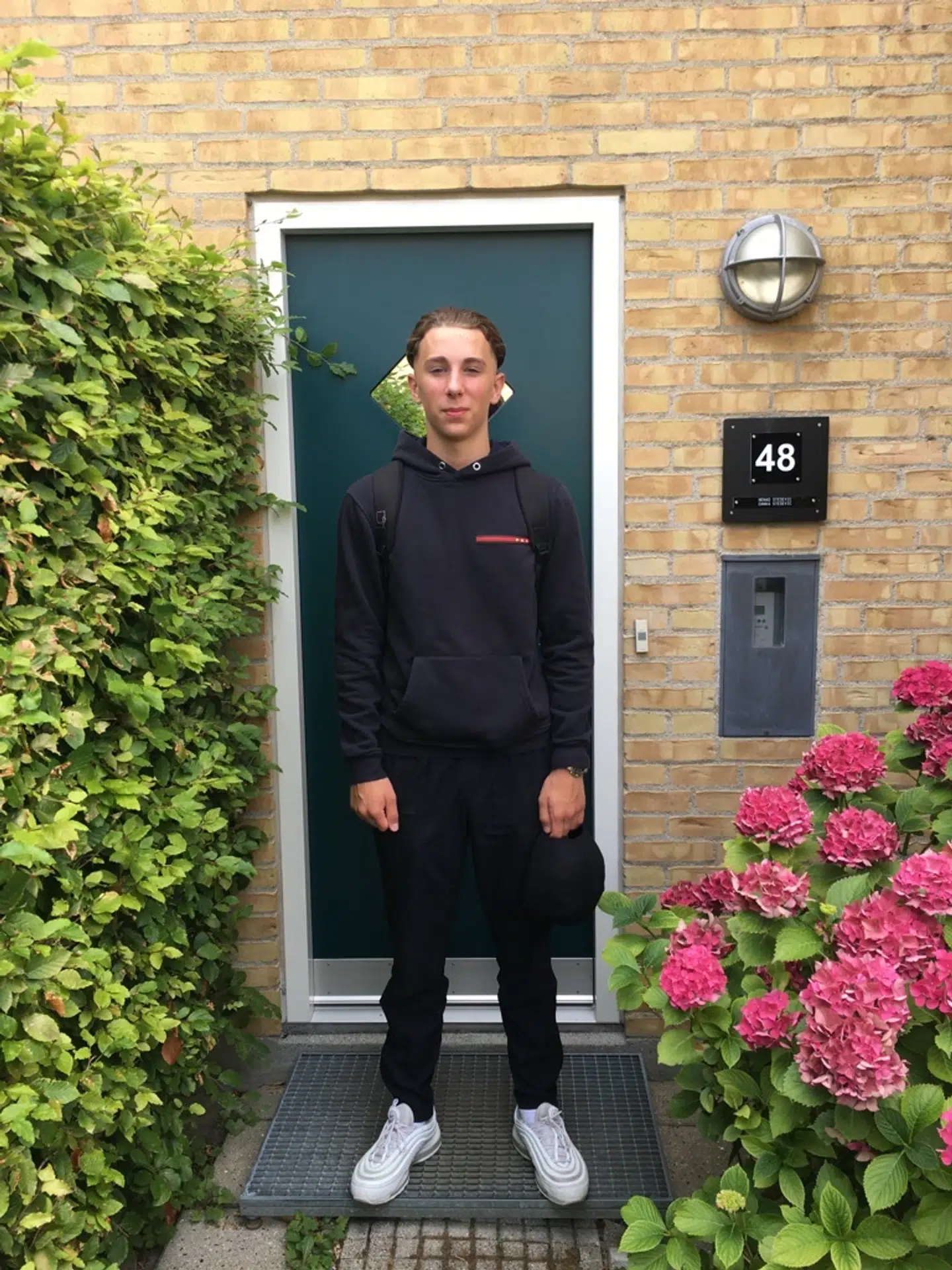 17-årige Petar Stesevic blev mandag aften dræbt af knivstik i Taastrup. Også hans 18-årige kammerat blev dræbt ved knivstikkeriet, mens en 17-årig overlevede sine knivlæsioner.
