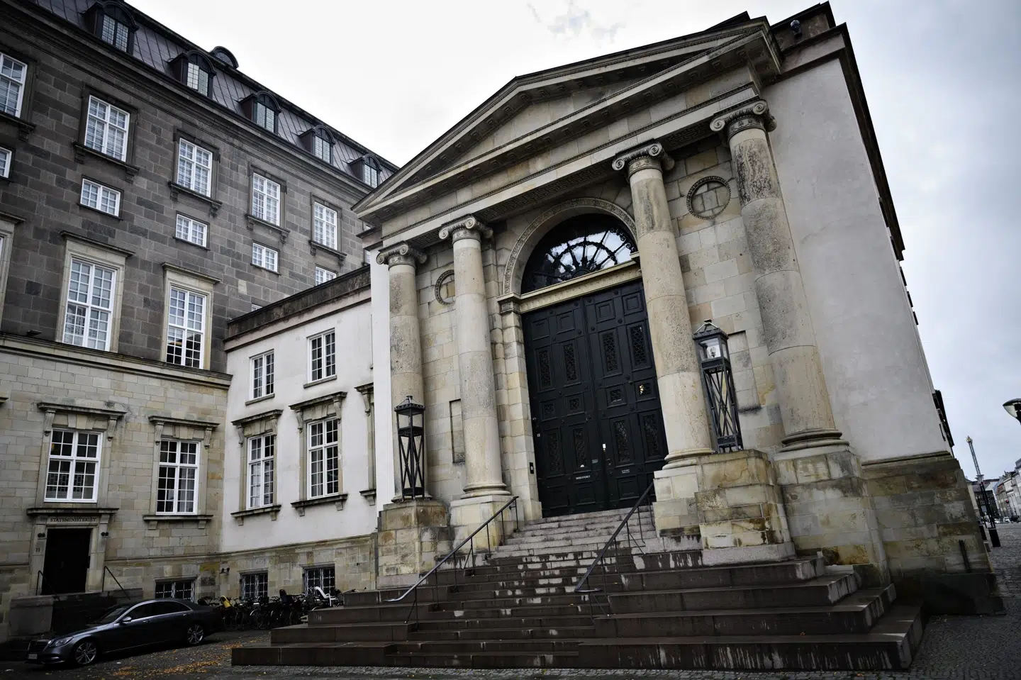 Højesteret har slået fast, at det ikke var efter reglerne at nægte en drabstiltalt mand at overvære retsmøder i samme sal. Manden blev henvist til et lytterum, men ønskede selv at være i retssalen. (Arkivfoto). Philip Davali/Ritzau Scanpix