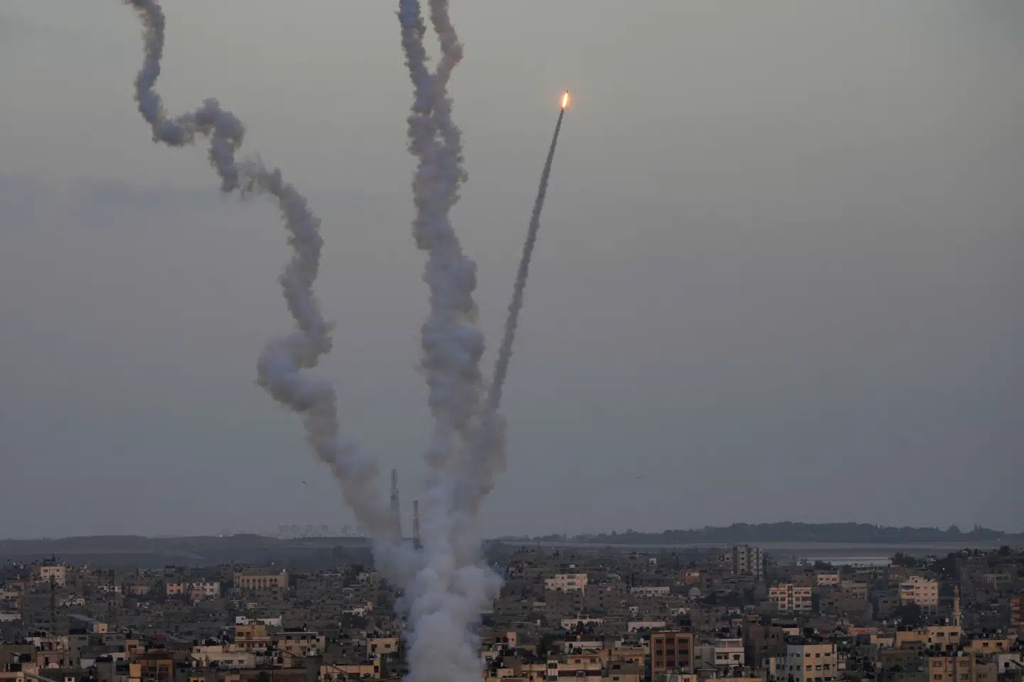 Militante palæstinensere i Gaza affyrer lørdag raketter mod mål i Israel, efter flere ledende militsfolk er dræbt i denne uge. Adel Hana/Ritzau Scanpix