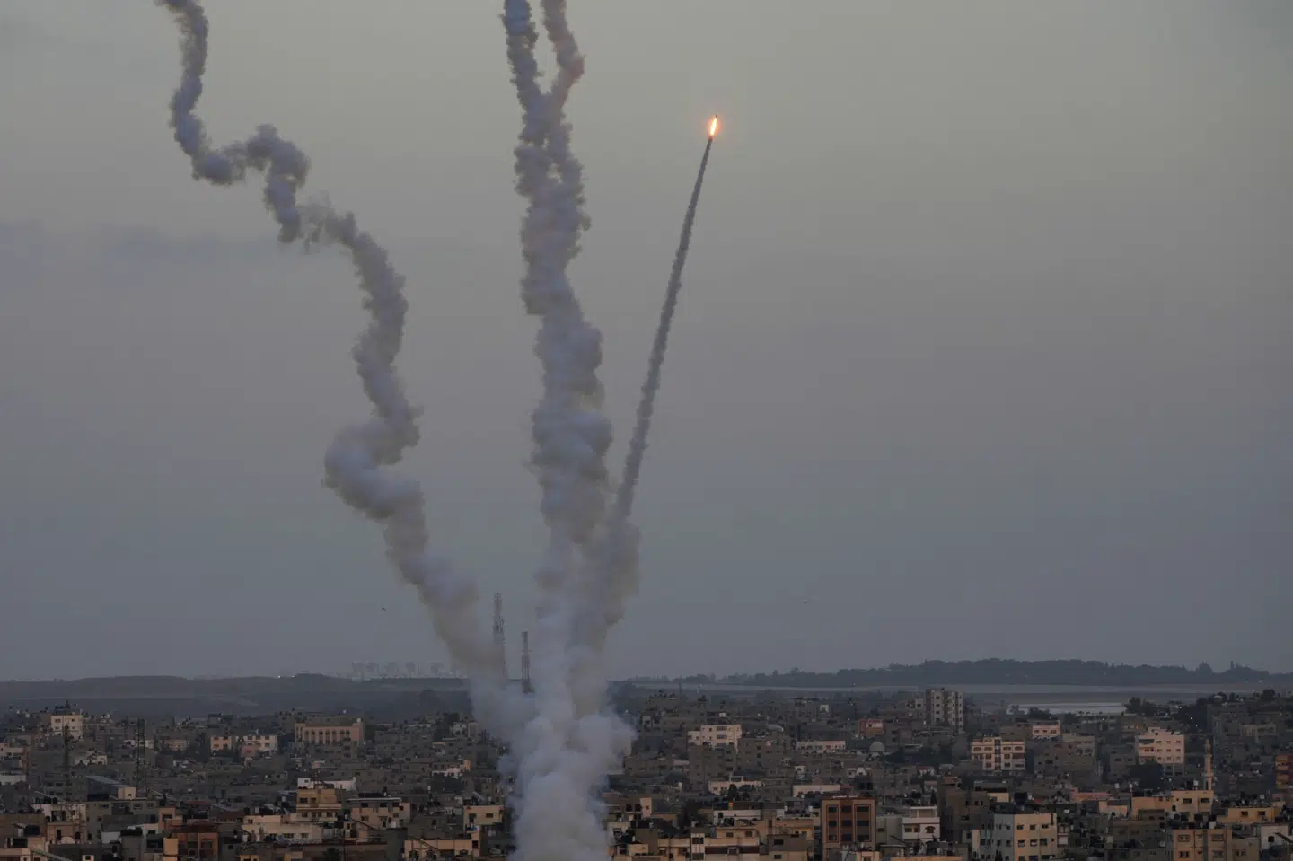 Militante palæstinensere i Gaza affyrer lørdag raketter mod mål i Israel, efter flere ledende militsfolk er dræbt i denne uge. Adel Hana/Ritzau Scanpix