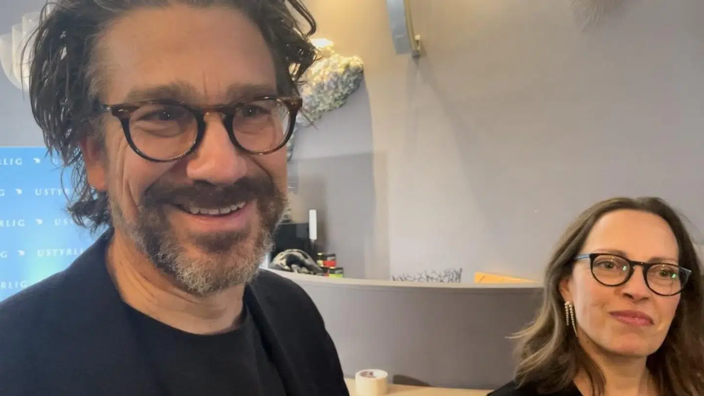 De stolte forældre, Nikolaj Koppel og Sille Kroyer Koppel, tog ikke mindst selv billeder af deres datter, da hun trådte frem på den røde løber til fotografering. Foto: Lykke Buhl.