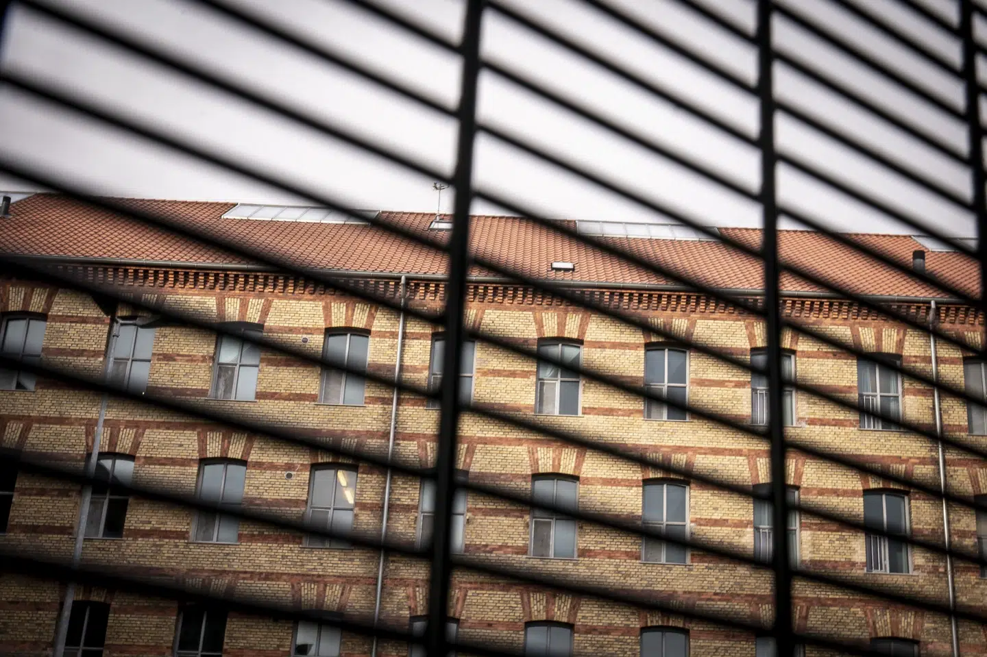 En 19-årig mand har siddet i varetægtsfængslet i 16 måneder for et knivstikkeri i november 2021. Tirsdag er det kommet det frem, at han har forsøgt at smugle et brev ud af Vestre Fængsel. (Arkivfoto). Mads Claus Rasmussen/Ritzau Scanpix