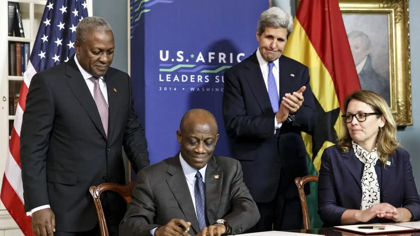 Advokaten Dana Hyde døde fredag efter voldsom turbulens i et fly. Hun har tidligere arbejdet i Det Hvide Hus. Her ses hun på et billede fra 2014 sammen med daværende udenrigsminister John Kerry, Ghanas daværende præsident, John Dramani Mahama og hans finansminister Seth Terkper.