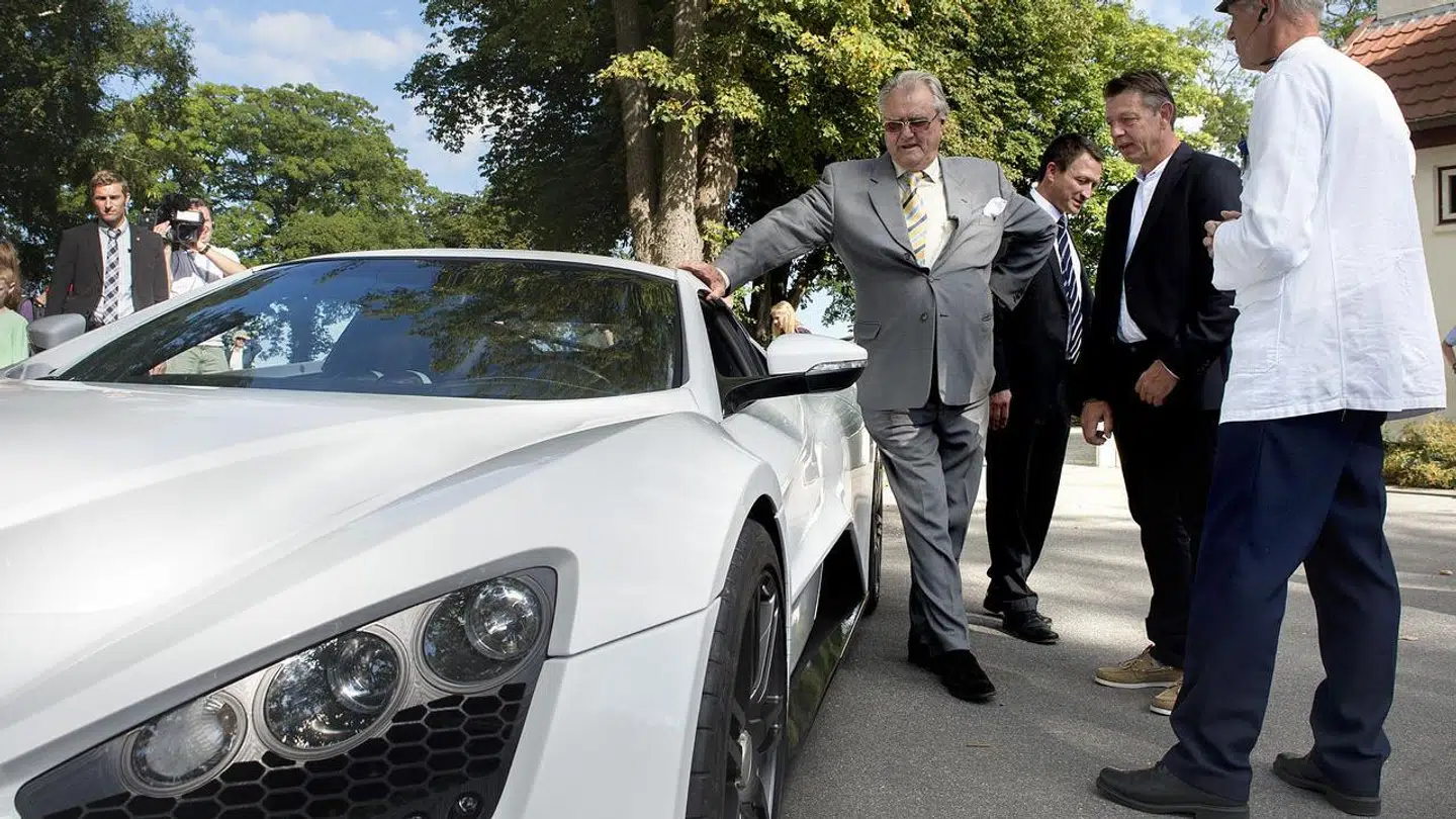 Her ses den afdøde prins Henrik med udvikler af Zenvo bilen, ingeniør Troels Vollertsen til højre for prins Henrik