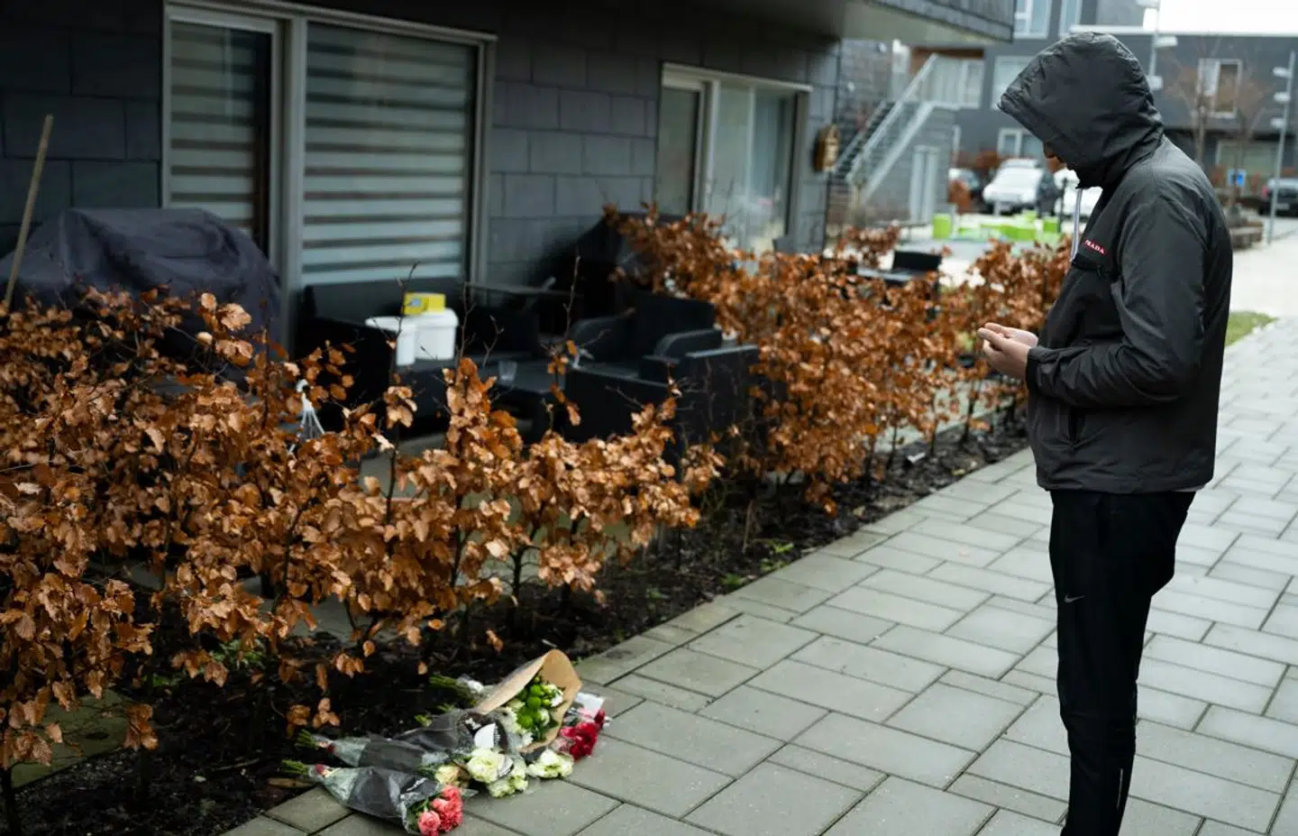I løbet af dagen har der været en masse venner forbi gerningsstedet og lagt blomster. Foto: Anthon Unger