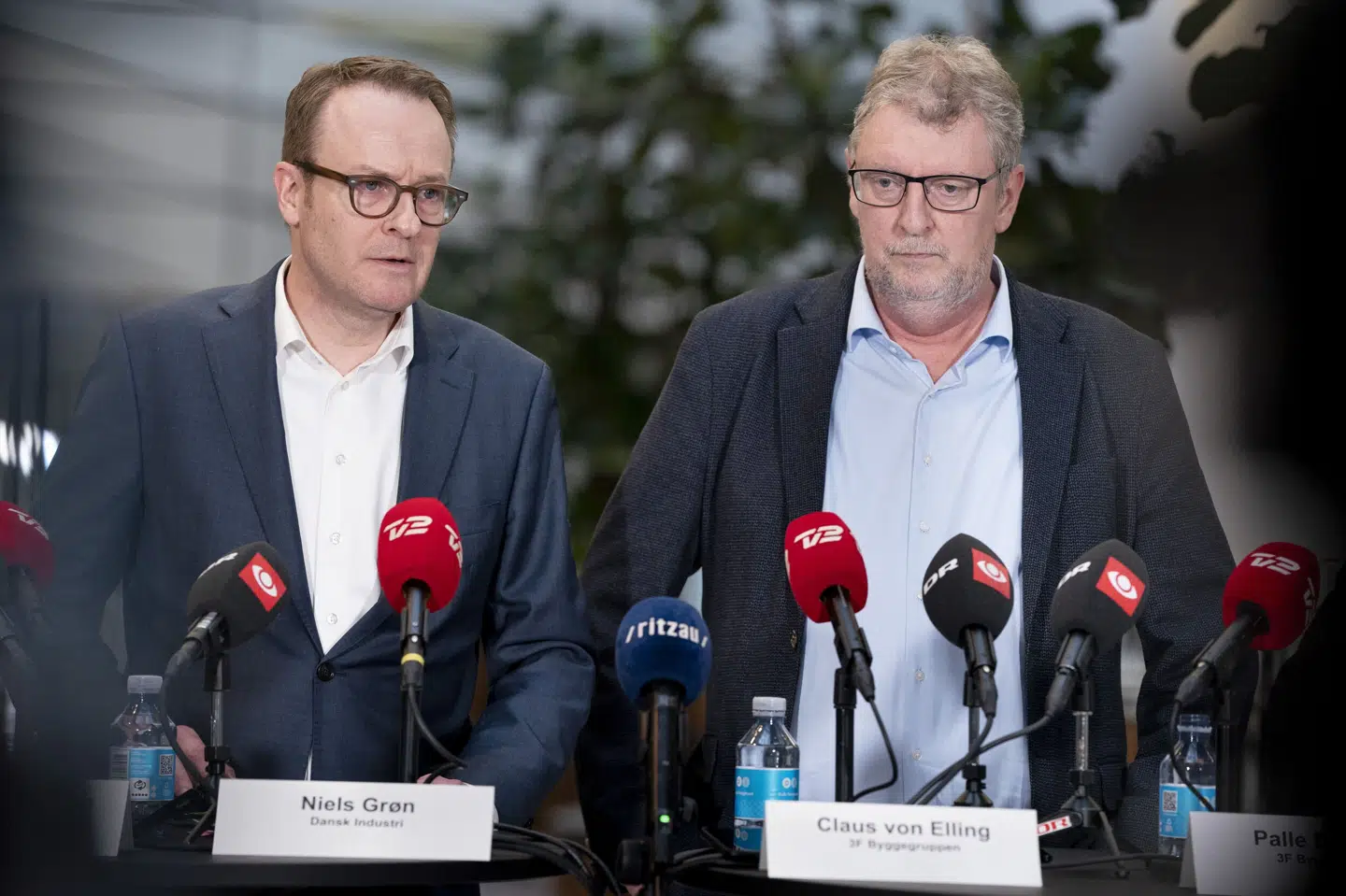 Dansk Industris Vicedirektør, Niels Grøn, og formand for 3F Byggegruppen Claus von Elling var blandt deltagerne til pressemødet i Industriens Hus tirsdag den 7. marts 2023. Liselotte Sabroe/Ritzau Scanpix