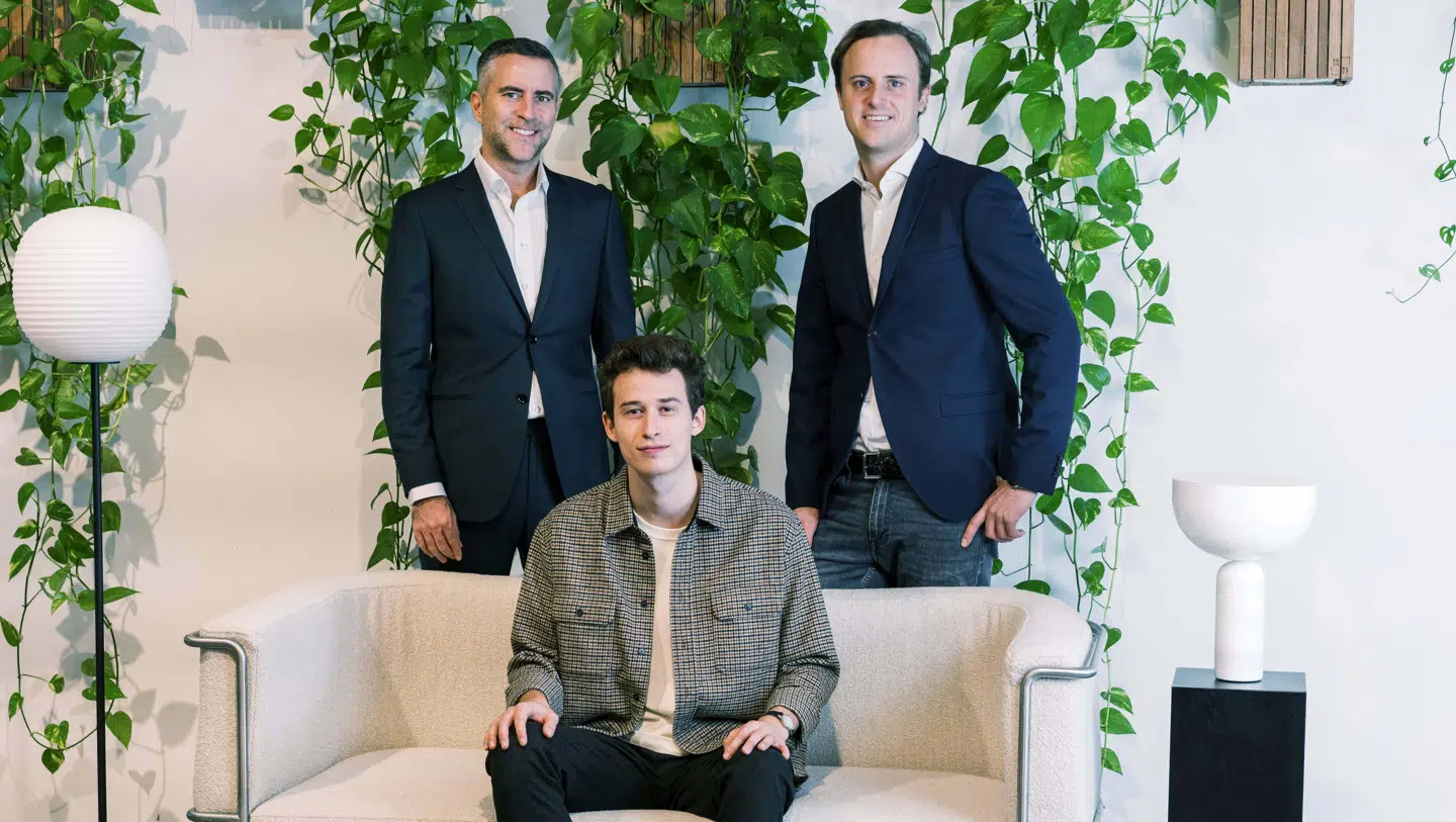 Lucas Rantzau (forrest) sammen med 'Løvens hule'-investorerne Jacob Risgaard (tv.) og Christian Arnstedt.