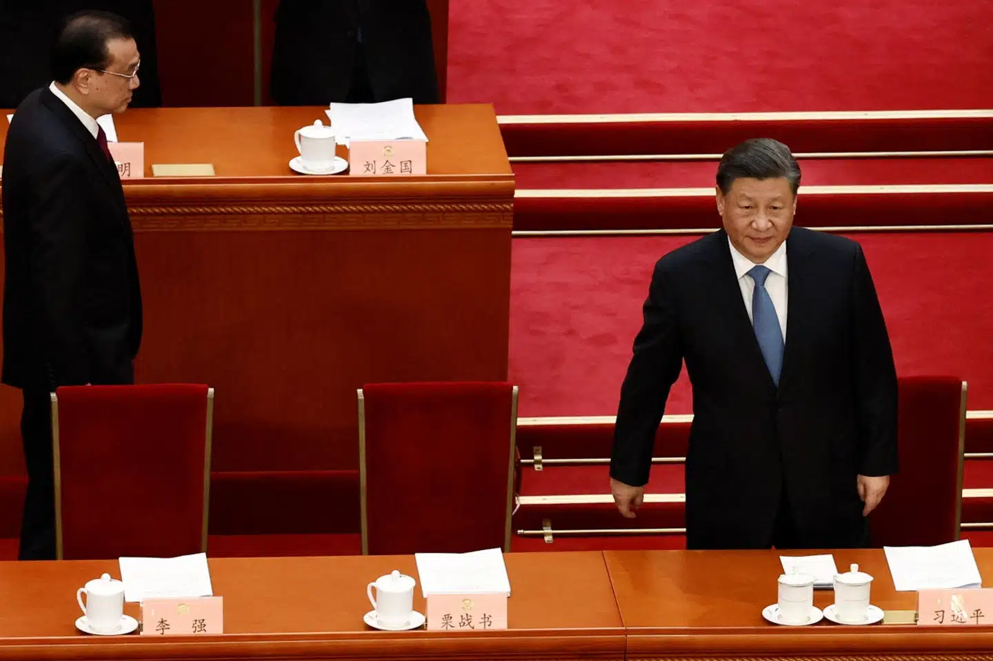 Den kinesiske præsident, Xi Jinping (højre), gør sig klar til at indlede sin tredje embedsperiode i træk. Her ses han ankomme til kongressen, hvor han har talt for delegerede. Thomas Peter/Reuters