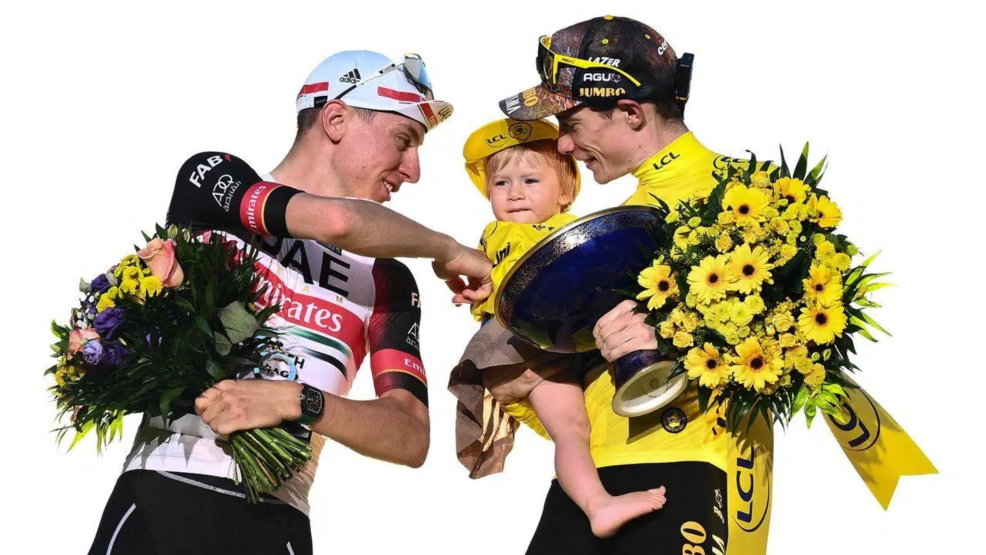 Lille Frida var med på scenen, da Jonas Vingegaard fejrede Tour de France-sejren foran Tadej Pogacar.