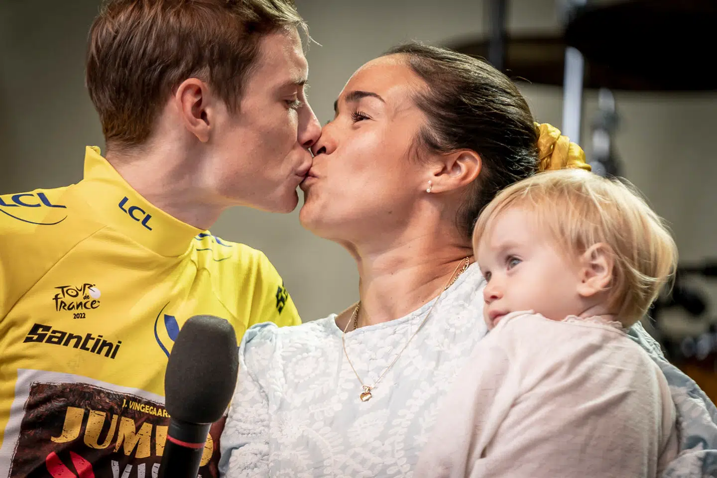 Jonas Vingegaard sammen med kæresten, Trine Marie Hansen, og datteren Frida på scenen i Tivoli i København efter den historiske Tour-sejr.