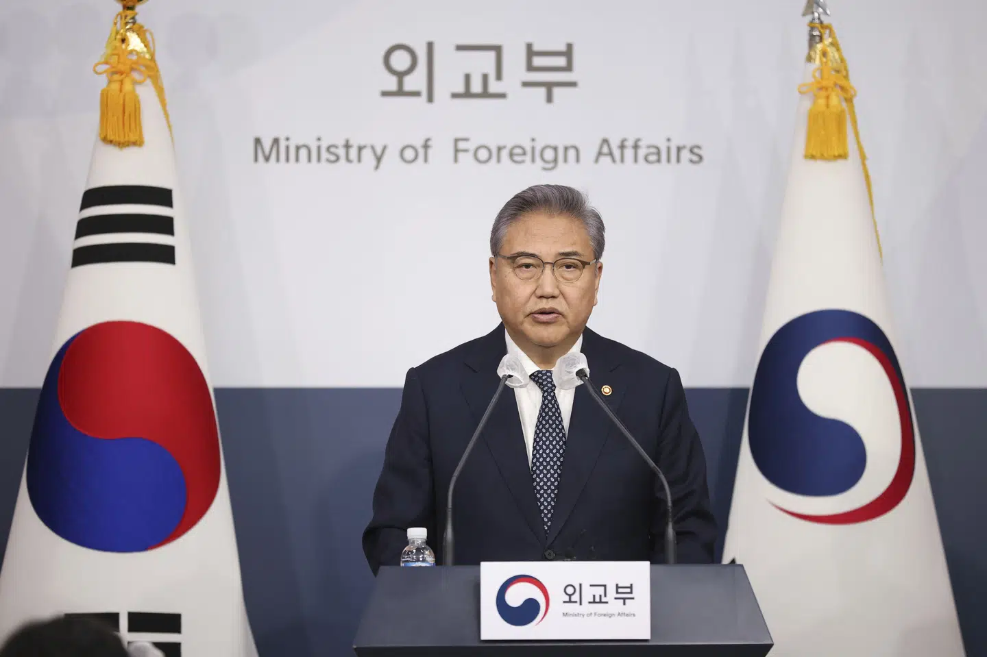 Park Jin, der er udenrigsminister i Sydkorea, holdt mandag et pressemøde, hvor han sagde, at Sydkorea har planer om at kompensere ofre for tvangsarbejde under Japans besættelse af landet. Kim Hong-Ji/Ritzau Scanpix