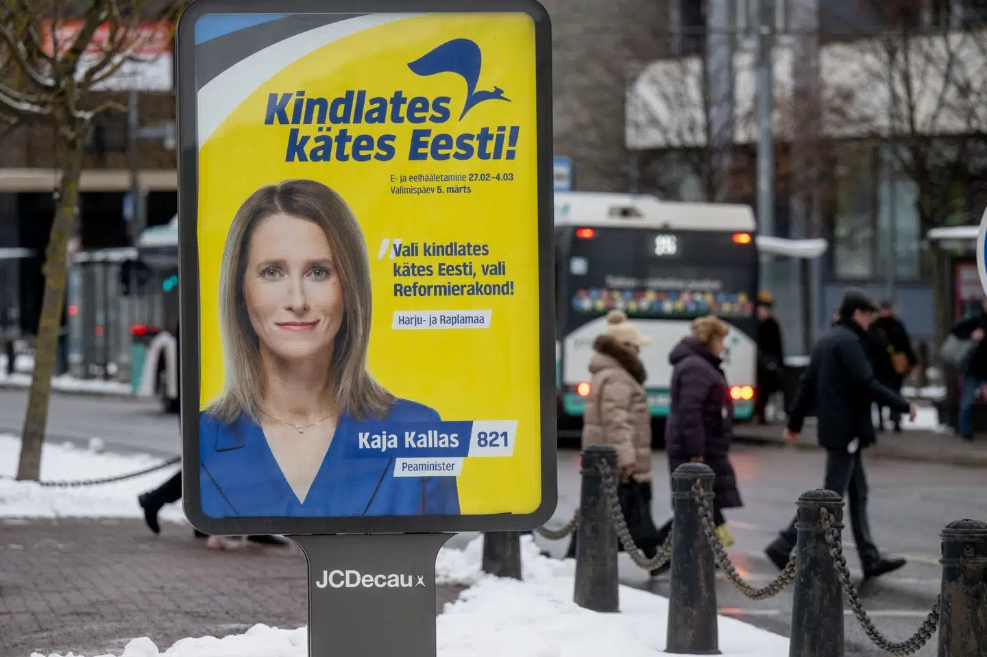 Valgplakat med premierminister Kaja Kallas fra Reformpartiet, som står til at genvinde magten i Estland efter søndagens parlamentsvalg. Raigo Pajula/Ritzau Scanpix