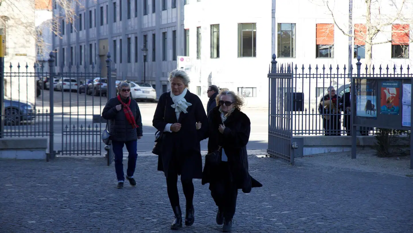 Søs Egelind og Kirsten Lehfeldt ankom arm i arm til Britt Bendixens bisættelse. Foto: Nicklas Larsen.