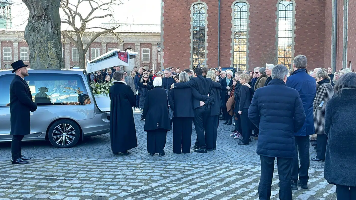 Der var fyldt, da Britt Bendixens kiste skulle køres væk fra bisættelsen i Holmens Kirke. Marianne Nyboe stod forest, omfavnet af sin partners søn, den 50-årige Niclas Bendixen, der også holdt om sin kone, skuespiller Trine Dyrholm. Foto: Lykke Buhl.