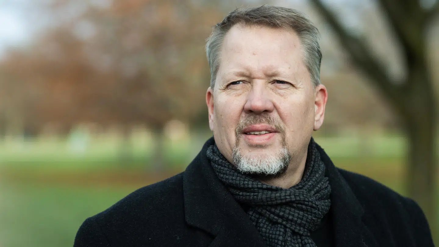 Billedet af Niels Enersen er taget første gang, B.T. talte med ham, hvor han fik sin medicin. For få dage siden lå han derimod i en hospitalsseng. Indlagt, fordi hans helbred kun går én vej. Ned.