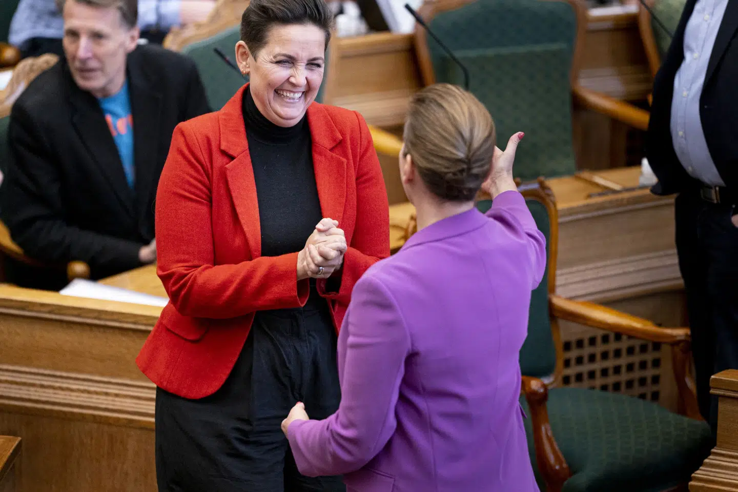 SFs formand, Pia Olsen Dyhr (tv.), kan smile over gode meningsmålinger, mens statsminister Mette Frederiksen (S, med ryggen til) må se sit parti ligge under valgresultatet efter kontroverserne om afskaffelsen af store bededag. (Arkivfoto). Liselotte Sabroe/Ritzau Scanpix