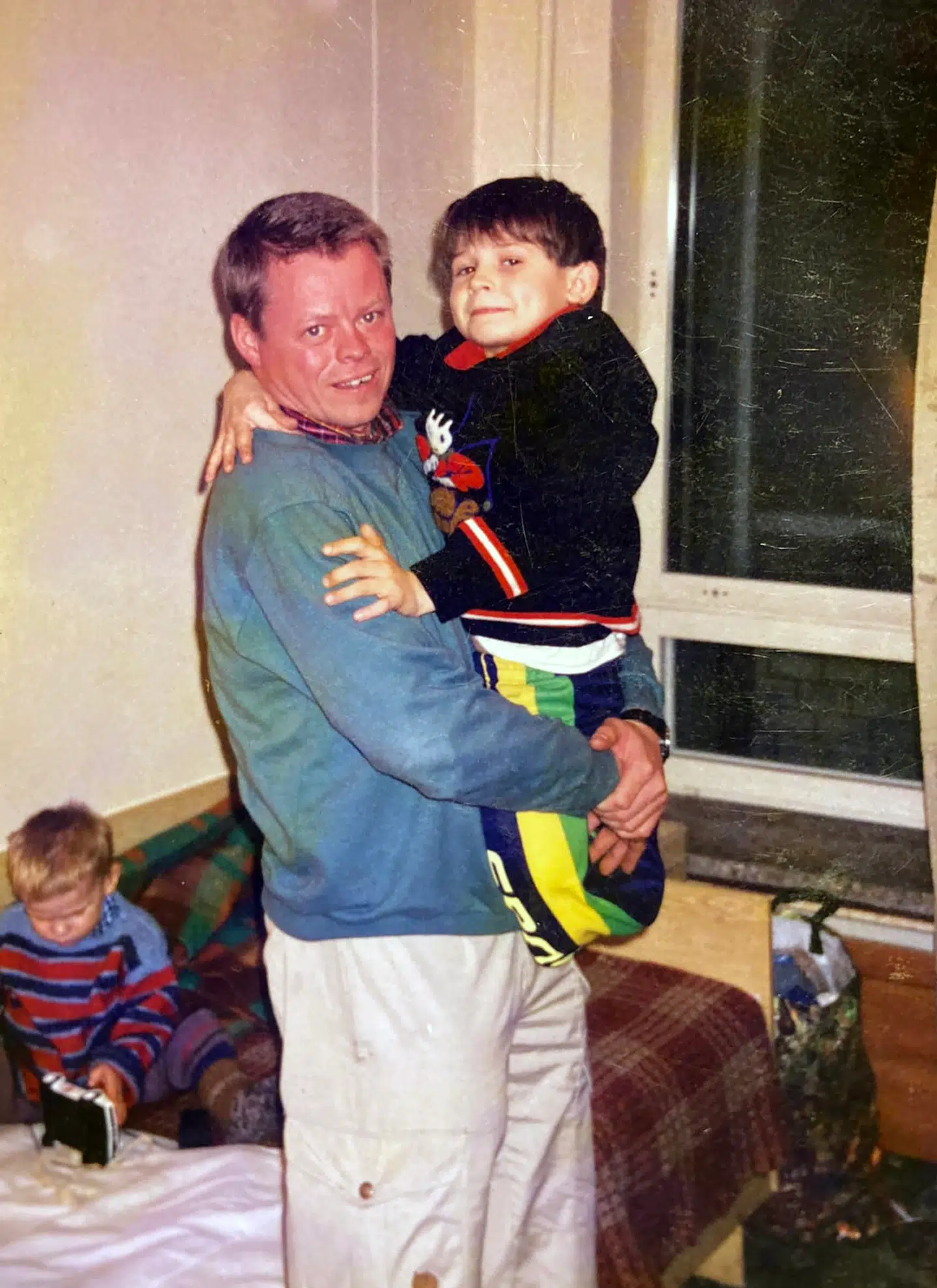 Carsten Haugaard står med lille 'Misha' – det eneste minde fra mødet med drengen i 1995.