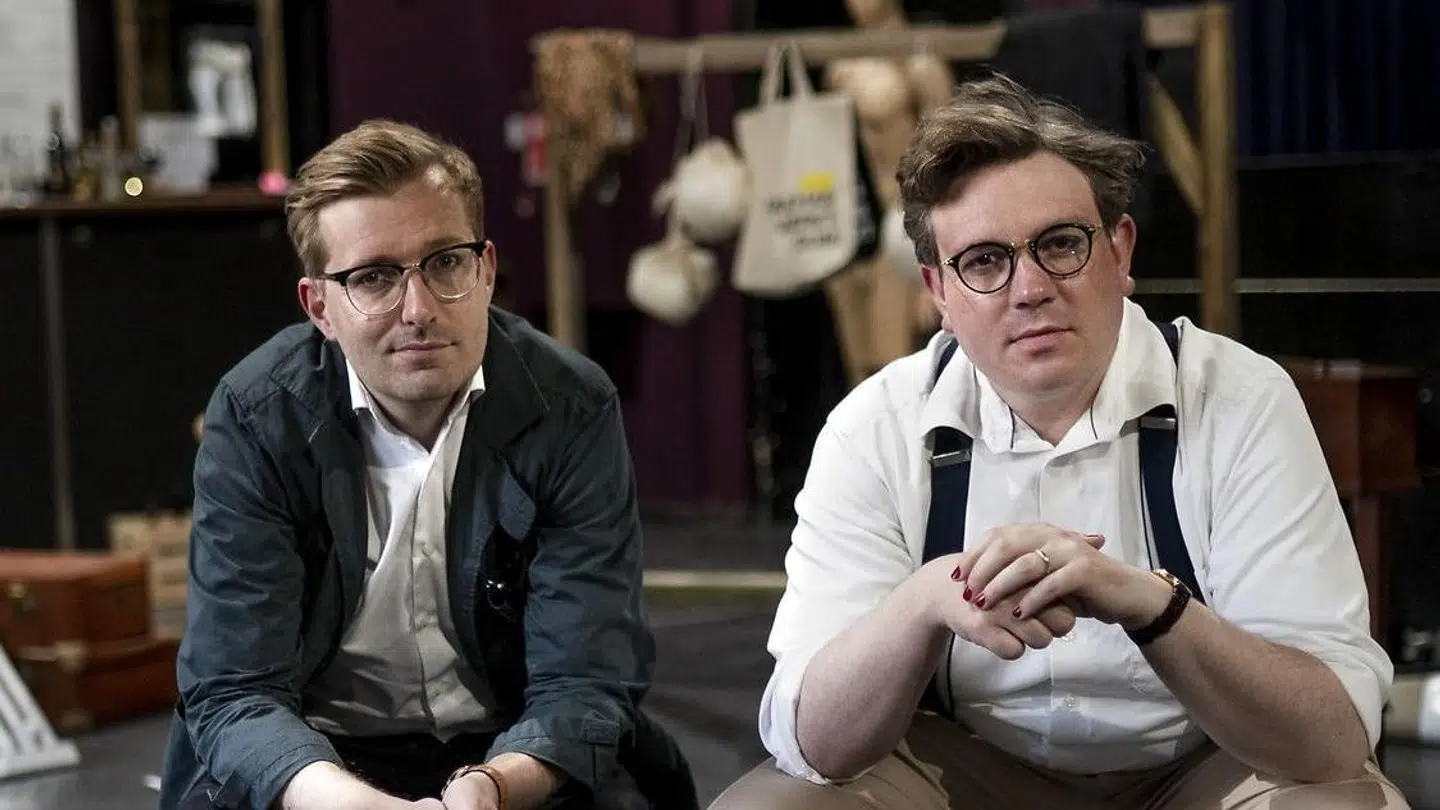 Satireduoen bag 'Den korte radioavis' består af Rasmus Bruun og Frederik Cilius, som spiller henholdsvis en udgave af sig selv og den fiktive seniorkorrespondent Kirsten Birgit Schiøtz Kretz Hørsholm. Makkerparret får også endnu en sæson af deres DR-serie 'Orkestret'. Foto: Tobias Kobborg