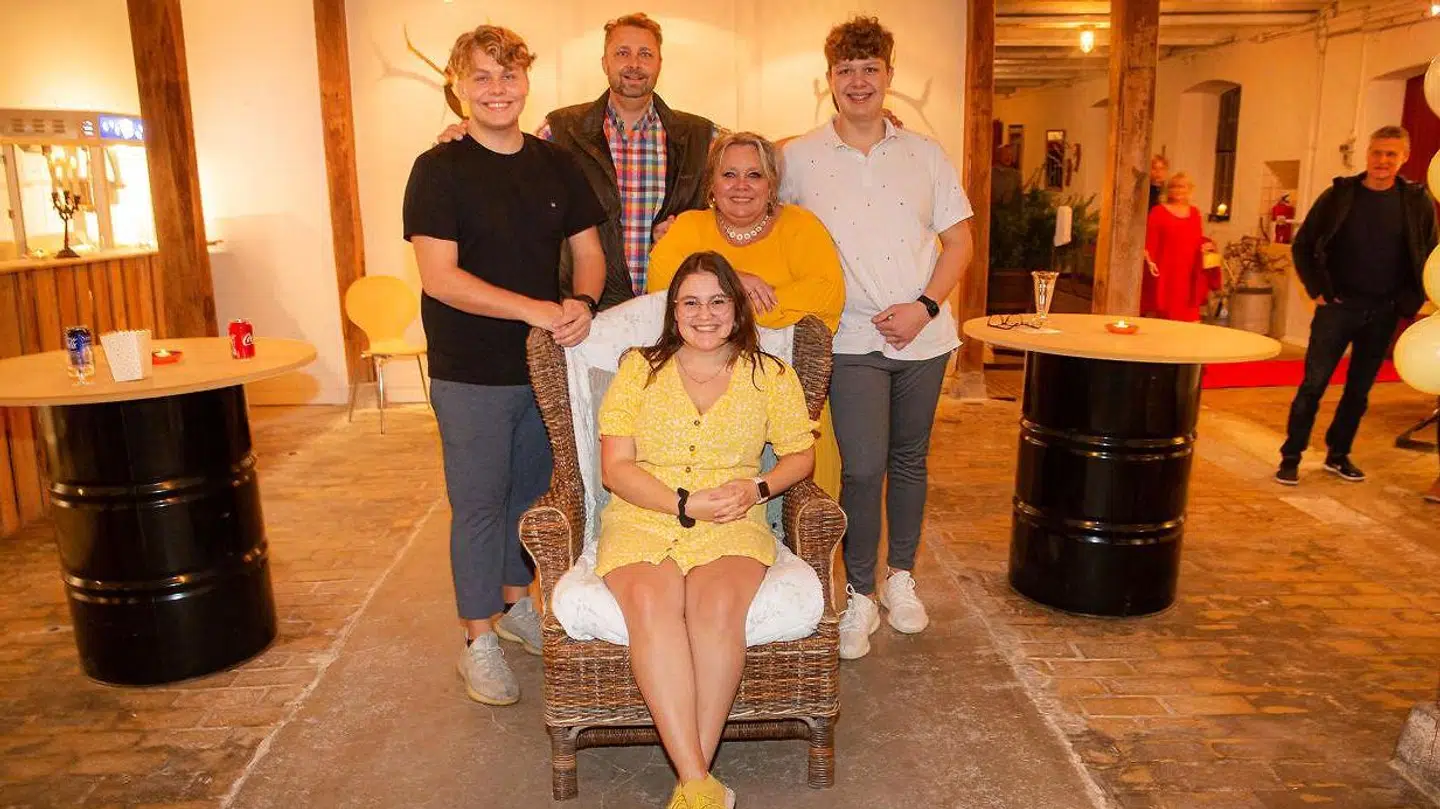 Stephanie Siguenzas svigermor Annisette Henckel, som her står bag 'Årgang 0'-deltageren til lanceringen af hendes selvbiografi, har været en stor støtte.