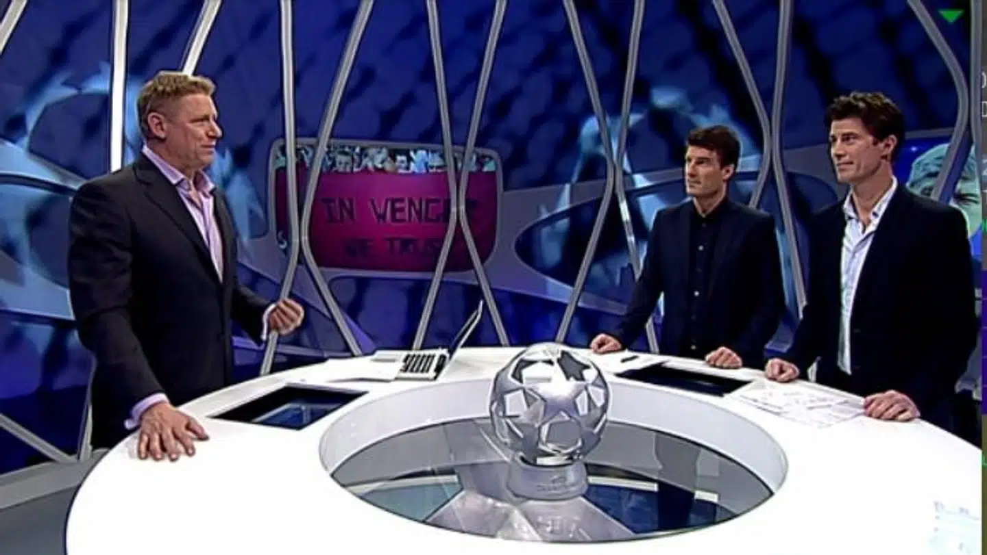 Tiden er spolet tilbage til 9. marts 2010. Her stod brødrene i studiet med Peter Schmeichel.